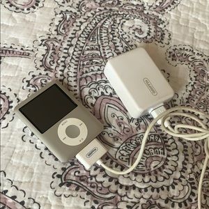 iPod Nano 4G with charger